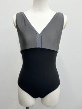 パイピングVネックレオタード（ダークグレー系×グレー） | バレエ用品