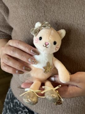 BabyThree招き猫ぬいぐるみ シークレット、キーホルダー BabyThree招き猫のぬいぐるみマスコット 鈴付き2個セット - メルカリ